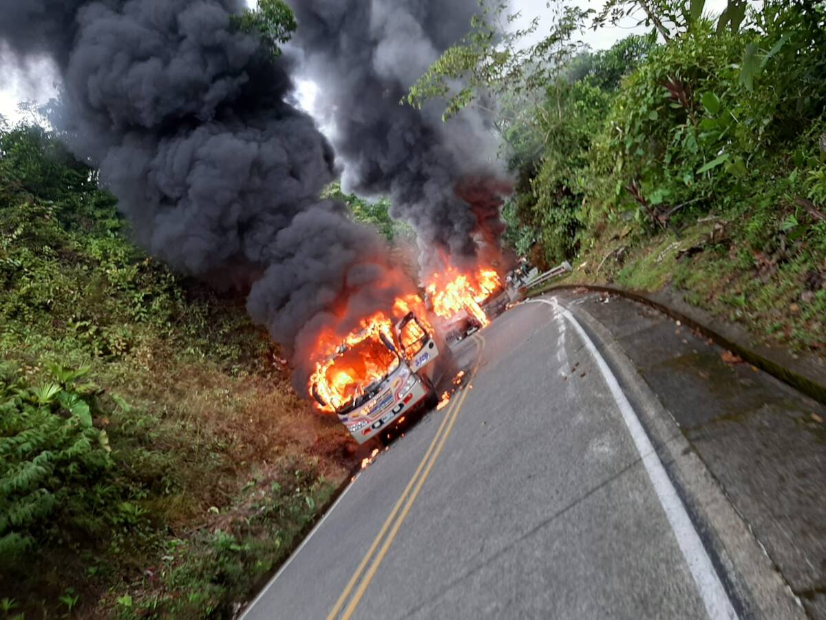 Fueron incendiados dos buses de Flota Occidental en la vía entre Risaralda y Chocó