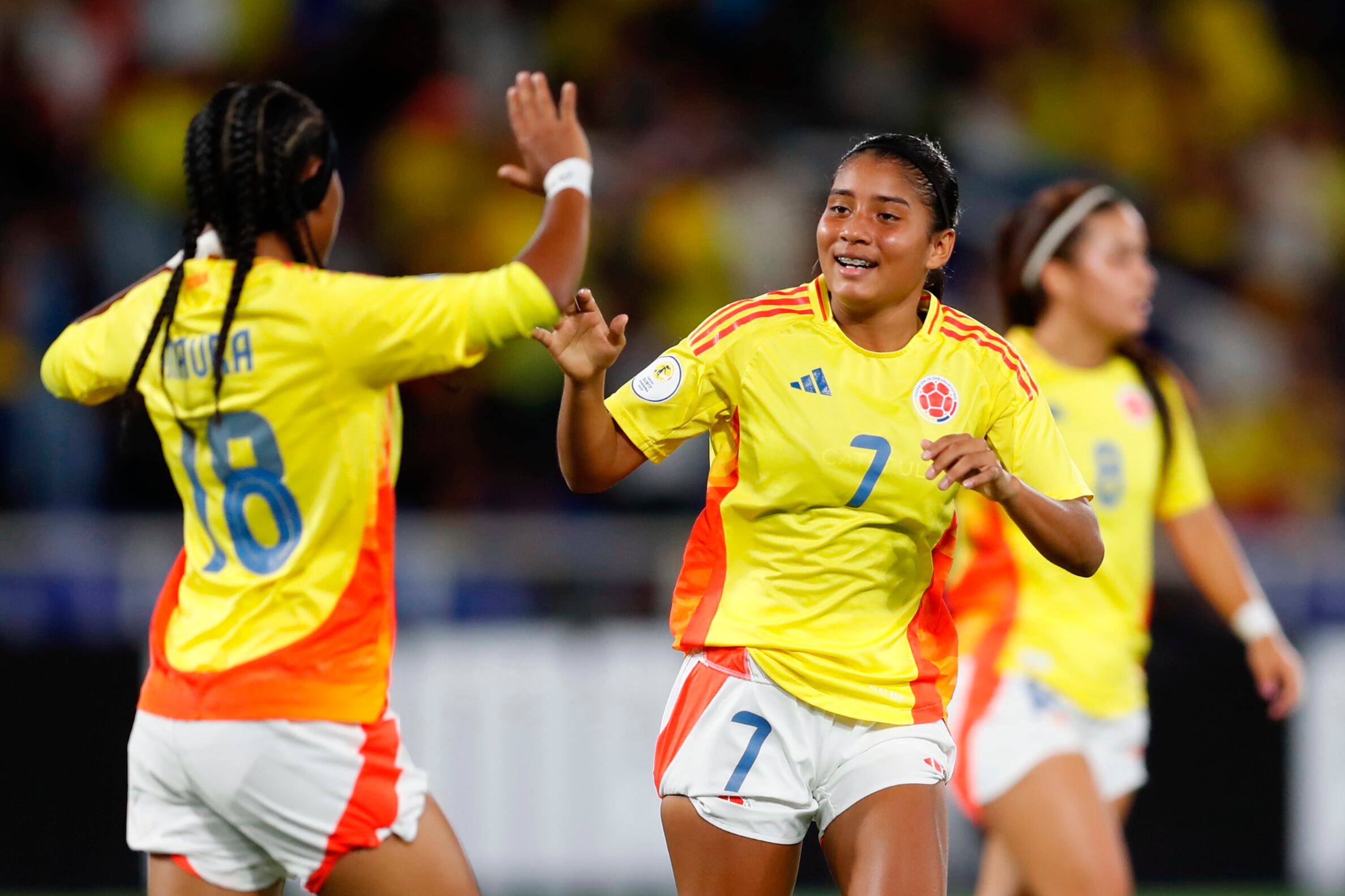 AME7112. CALI (COLOMBIA), 12/05/2025.- María Alejandra Baldovino (d) de Colombia celebra un gol este lunes, en un partido de la ronda final del Campeonato Suramericano Femenino Sub-17 entre las selecciones de Colombia y Perú en el estadio Pascual Guerrero, en Cali (Colombia). EFE/ Ernesto Guzmán