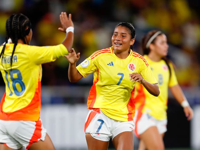 AME7112. CALI (COLOMBIA), 12/05/2025.- María Alejandra Baldovino (d) de Colombia celebra un gol este lunes, en un partido de la ronda final del Campeonato Suramericano Femenino Sub-17 entre las selecciones de Colombia y Perú en el estadio Pascual Guerrero, en Cali (Colombia). EFE/ Ernesto Guzmán