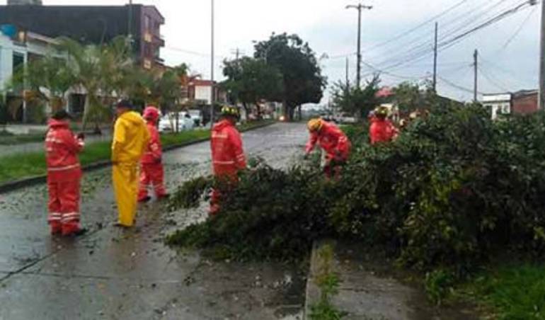 Durante varias horas los bomberos respondieron a los llamados de la comunidad.
