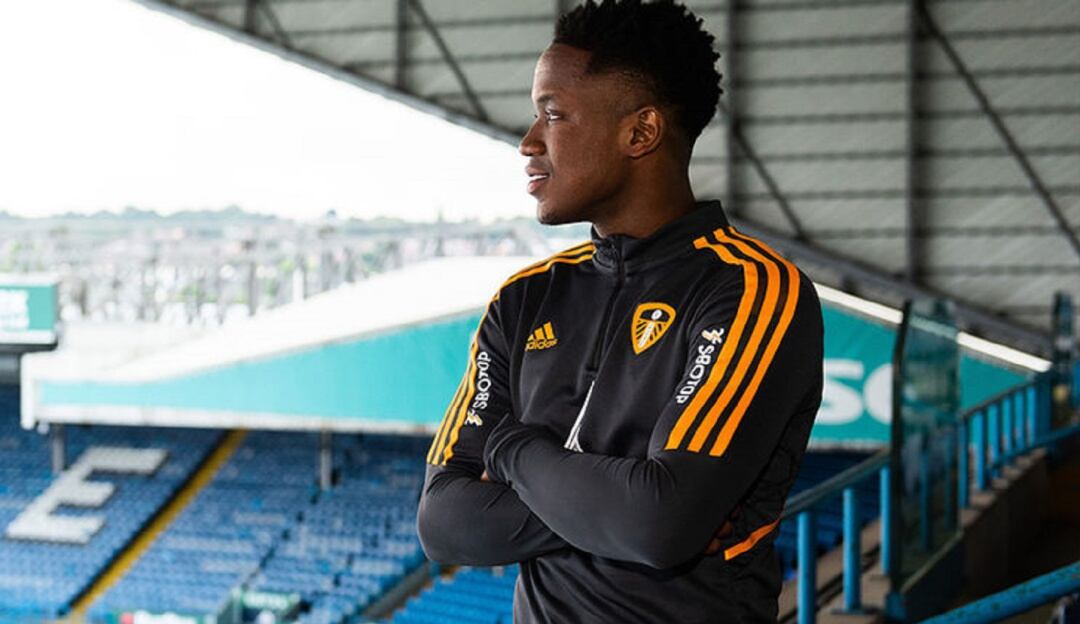 Luis Sinisterra porta los colores del Leeds United en el Elland Road.