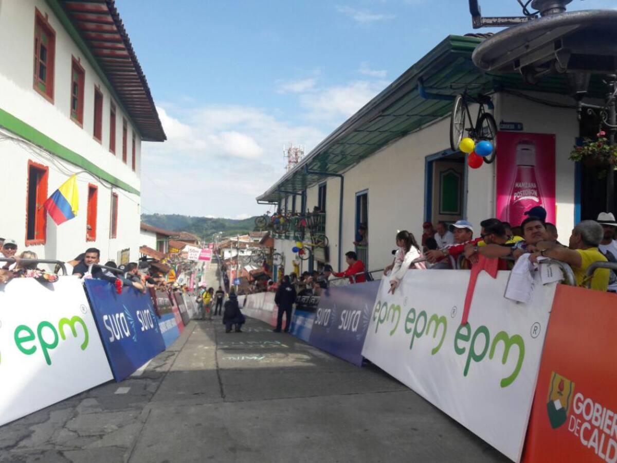 Las calles de Salento adornadas para la llegada de la competencia ciclistica