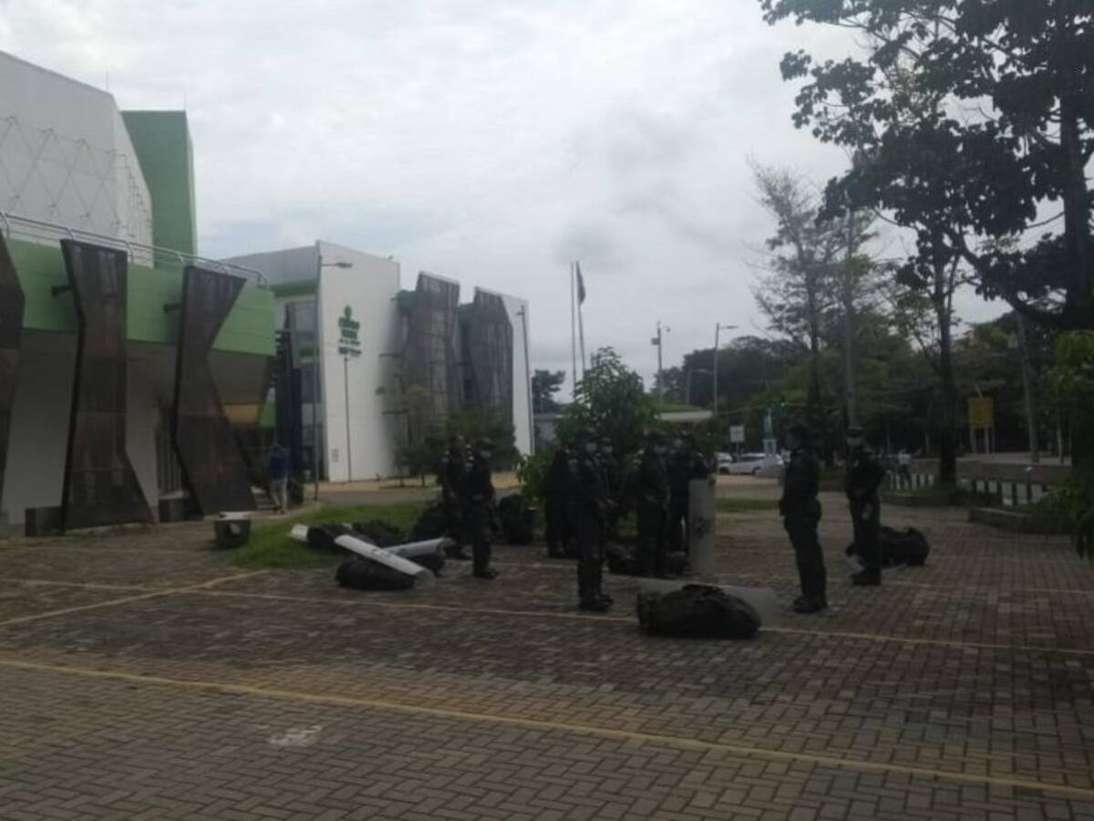 Motociclistas vandalizaron Centro Verde y estación de Policía en Montería