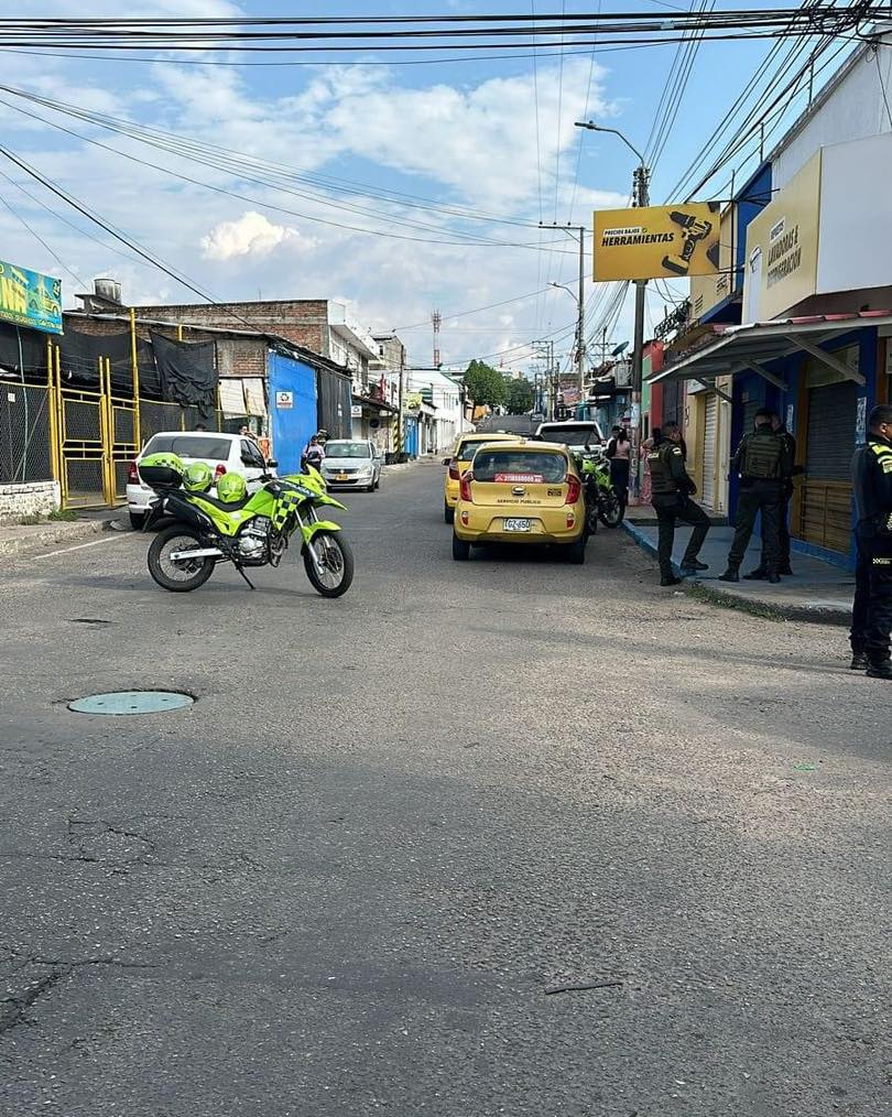 De acuerdo con información, dos hombres en una motocicleta ingresaron al taller de su propiedad y le propinaron 12 disparos.