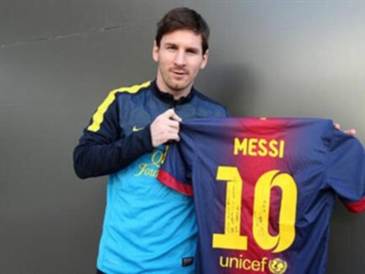 Lionel Messi le obsequia una camiseta al exfutbolista alemán Gerd Müller