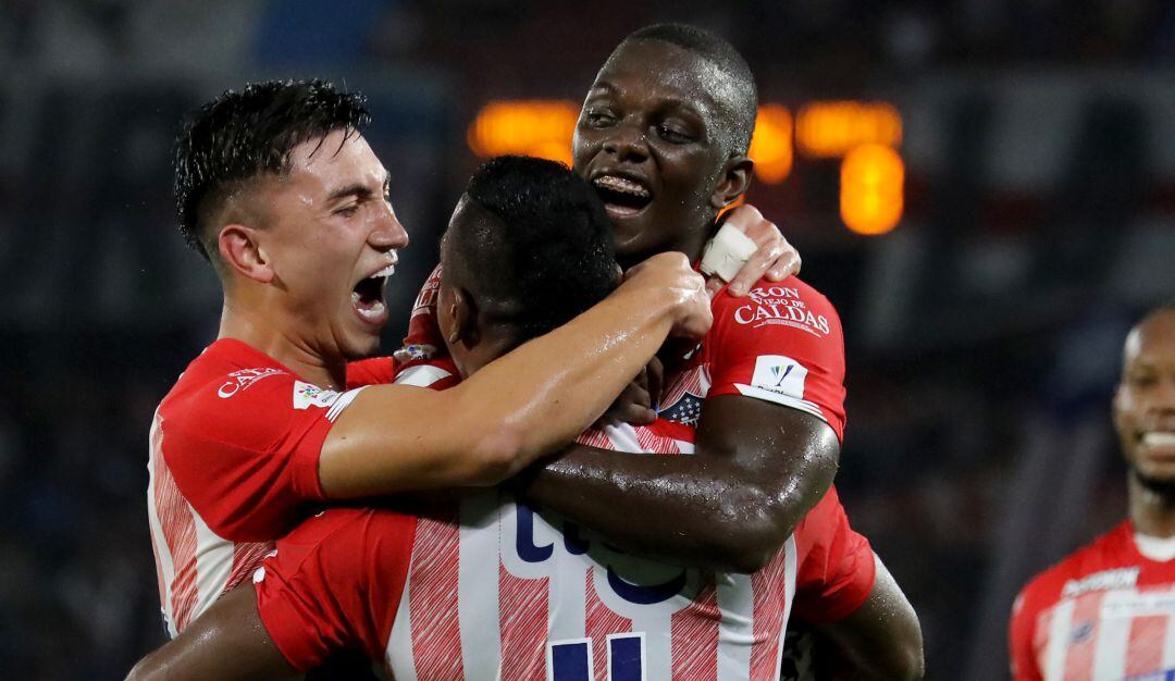 Fabián Ángel festeja el último gol del triunfo del Junior ante el Huila con Willer Ditta.