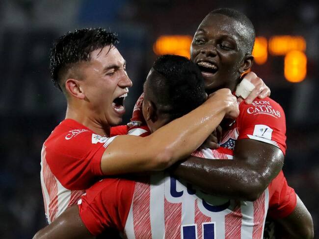 Fabián Ángel festeja el último gol del triunfo del Junior ante el Huila con Willer Ditta.