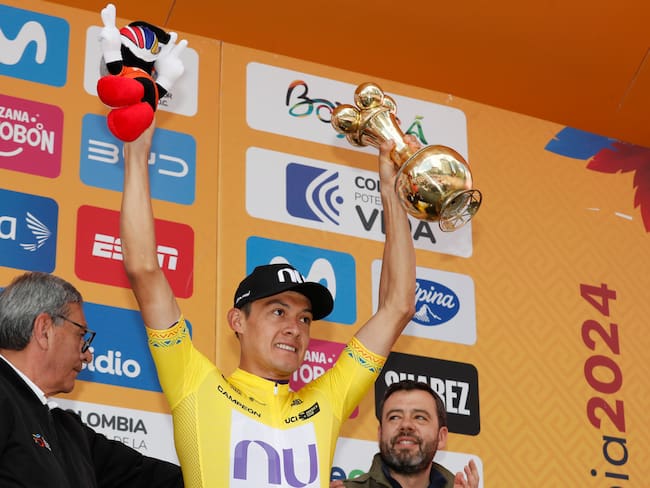 AMDEP6957. BOGOTÁ (COLOMBIA), 11/02/2024.- El corredor Rodrigo Contreras de NU Colombia celebra en el podio al ganar la carrera ciclística Tour Colombia 2024 hoy, en Bogotá (Colombia). EFE/ Carlos Ortega