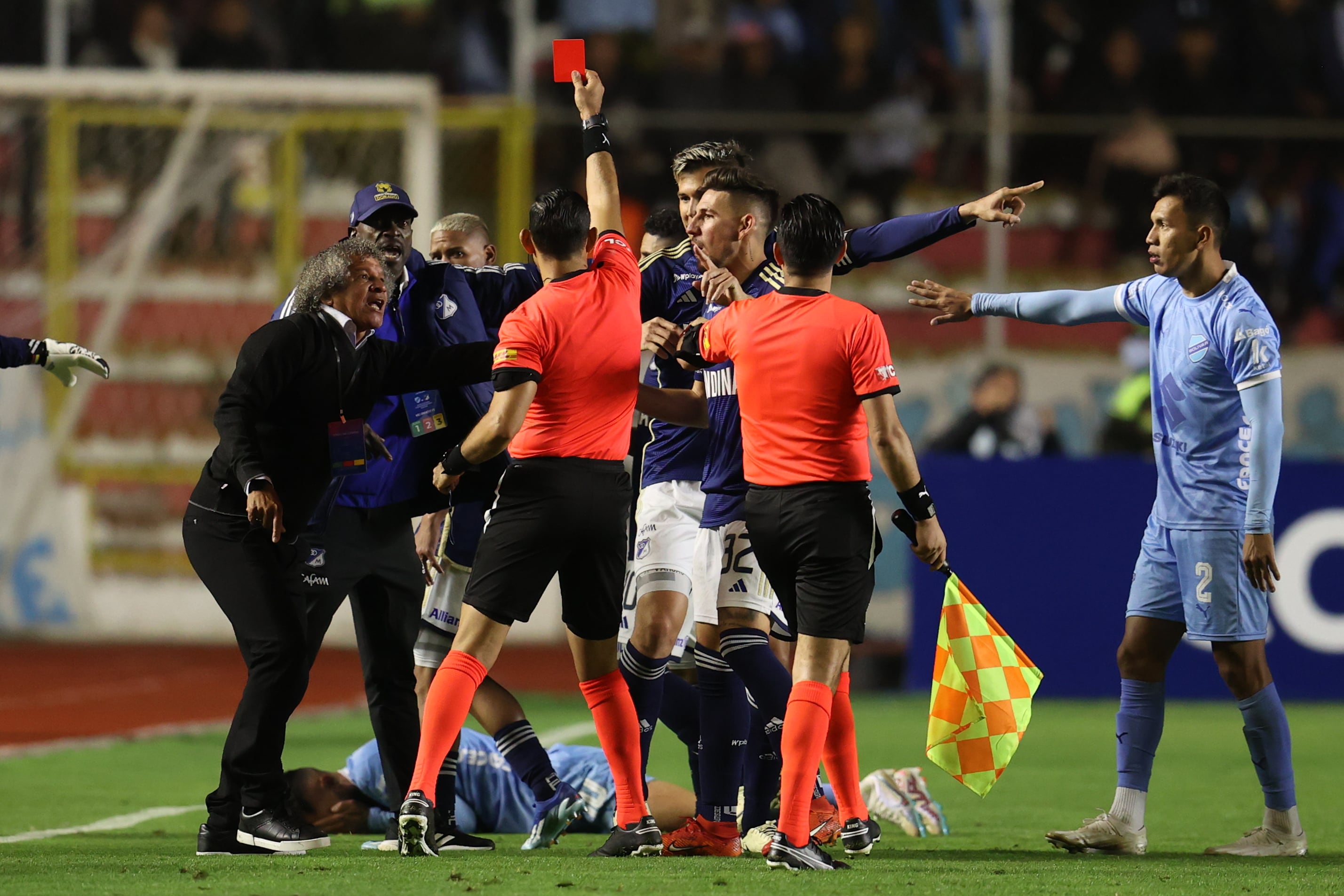 Delvin Alfonzo de Millonarios fue expulsado del partido de la fase de grupos de la Copa Libertadores entre Bolívar y Millonarios, en el estadio Hernando Siles en La Paz (Bolivia). EFE/ Luis Gandarillas