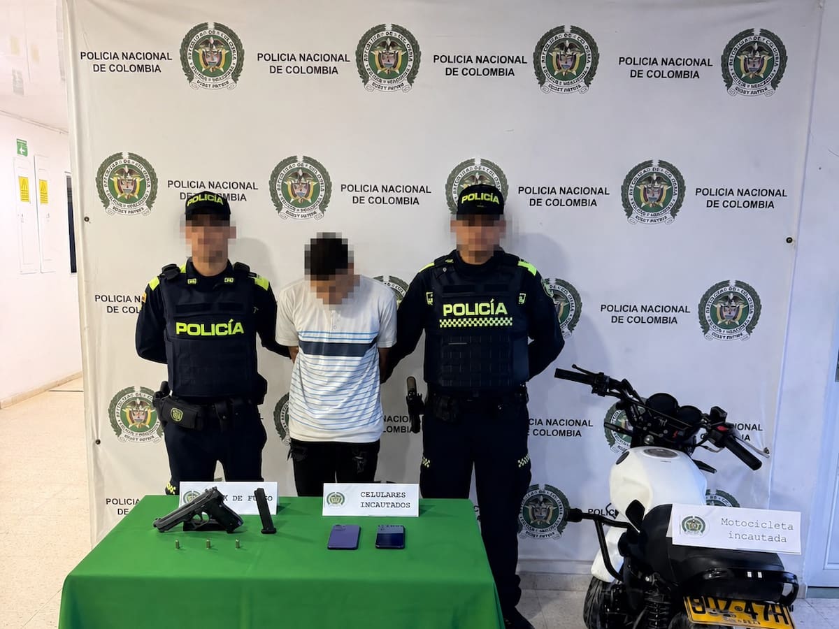 Cayeron dos sospechosos armados que se movilizaban en una motocicleta con la placa levantada