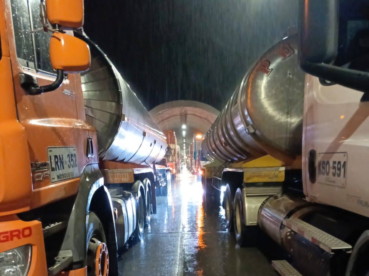 La odisea de conductores y viajeros por los trancones en la línea debido a los derrumbes