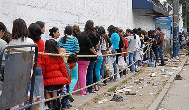 Familiares hacen largas filas para el ingreso.