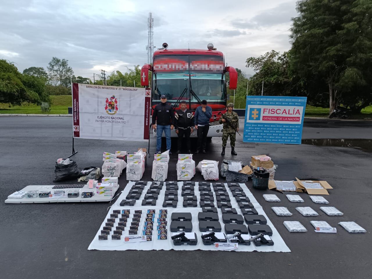 Las dos personas capturadas fueron puestas a disposición de la autoridad competente para el proceso de judicialización por el presunto delito de fabricación, tráfico, porte o tenencia de armas de fuego, accesorios, partes o municiones.