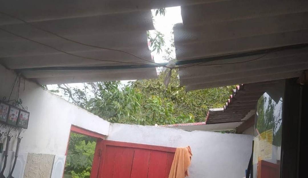 Viviendas afectadas tras fuerte vendaval en Samaná, Caldas. Crédito: Secretaría de Medio Ambiente de Caldas.