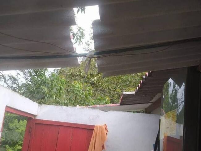 Viviendas afectadas tras fuerte vendaval en Samaná, Caldas. Crédito: Secretaría de Medio Ambiente de Caldas.