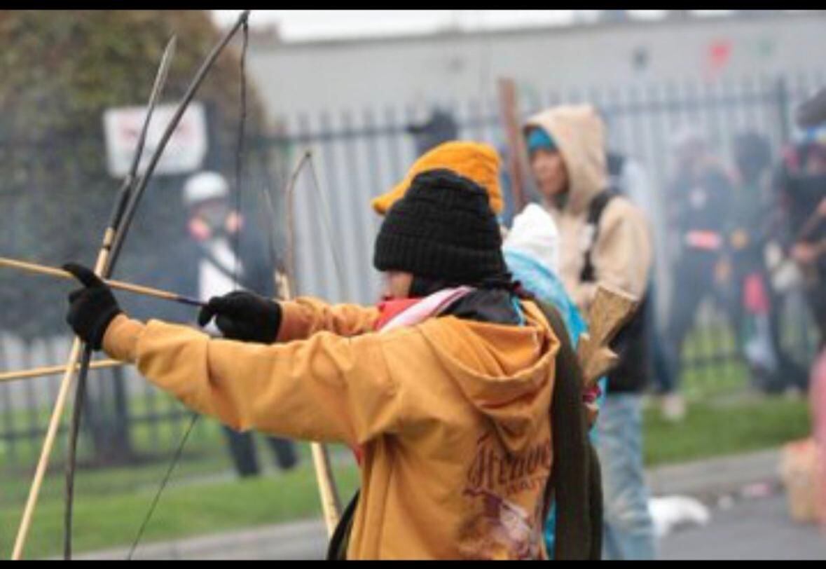 Hombres en medio de manifestaciones lanzaron flechas a la fuerza pública.