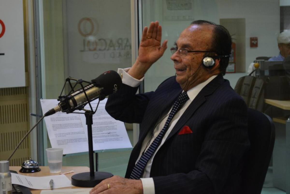 Tras dos décadas de estar inundando de humor a los colombianos, el admirado periodista se retira de La Luciérnaga, vea como desarrolla su último programa.