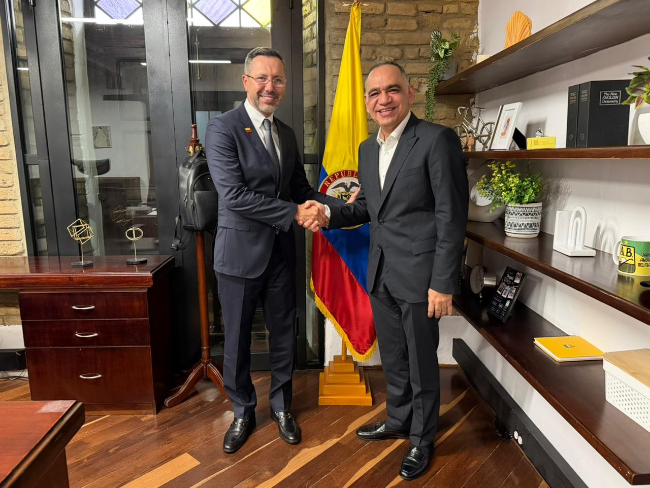 Carlos Pinedo y MinVivienda revisaron proyectos para fortalecer el agua potable y el alcantarillado de Santa Marta. Foto: Alcaldía
