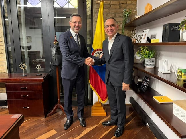 Carlos Pinedo y MinVivienda revisaron proyectos para fortalecer el agua potable y el alcantarillado de Santa Marta. Foto: Alcaldía