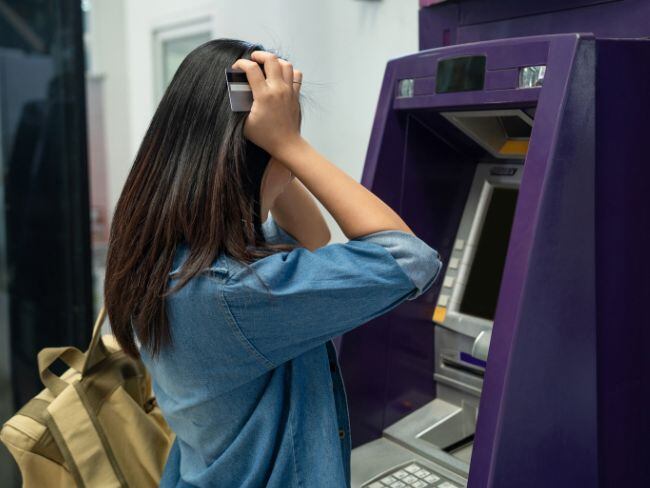 Así puede identificar si un cajero tiene un clonador de tarjetas escondido