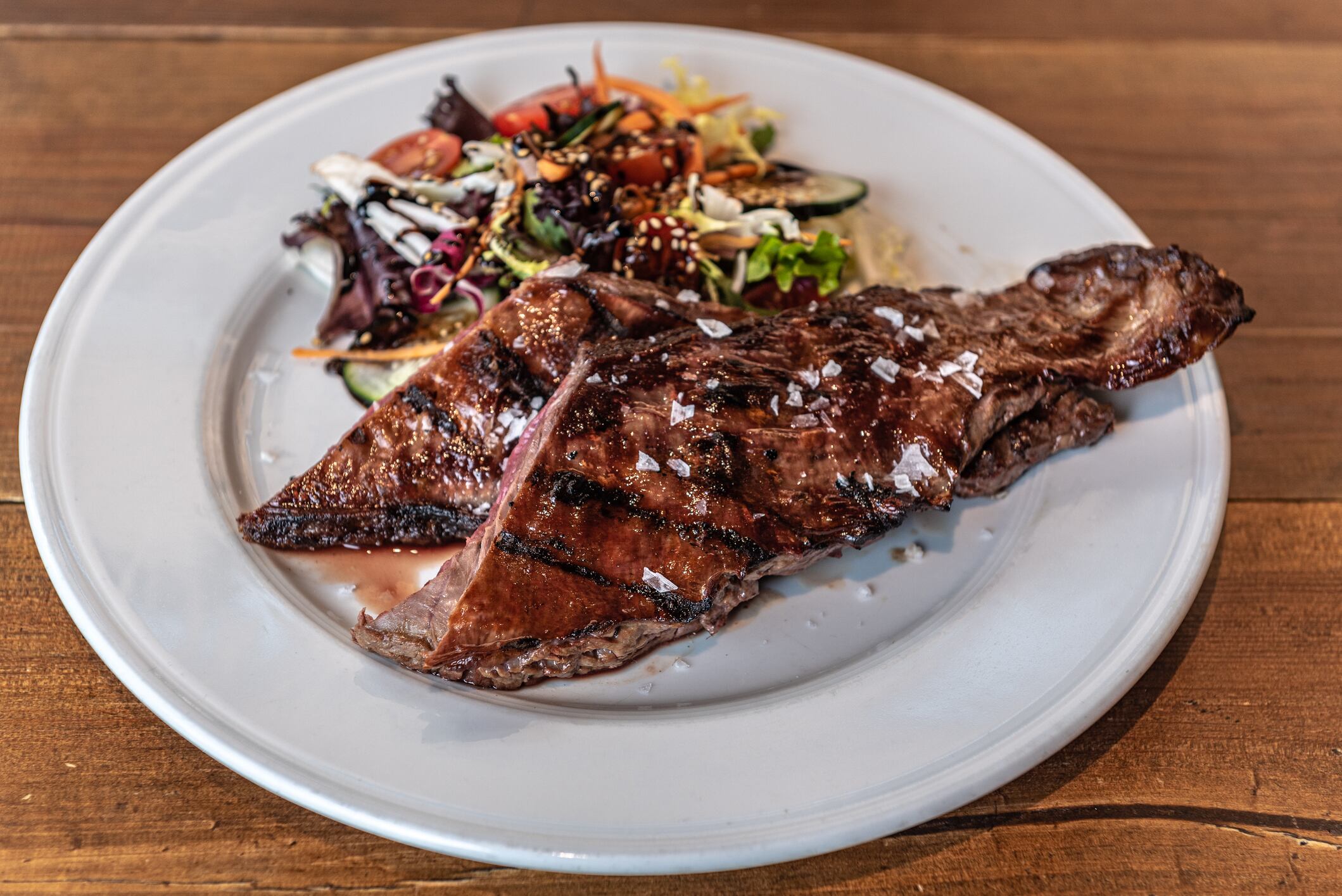 Carne asada acompañada de ensalada