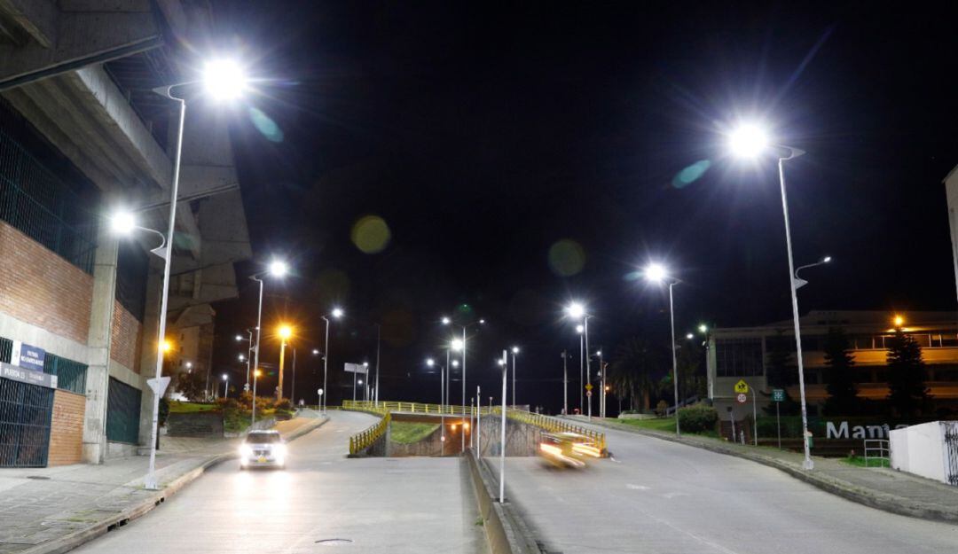 Luminarias en la avenida Paralela