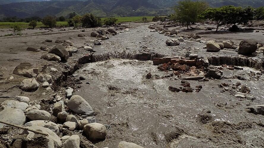 Los organismos de socorro continúan con las labores de búsqueda en la zona afectada por la avenida torrencial tras el desbordamiento del río La Paila. Foto: Colprensa
