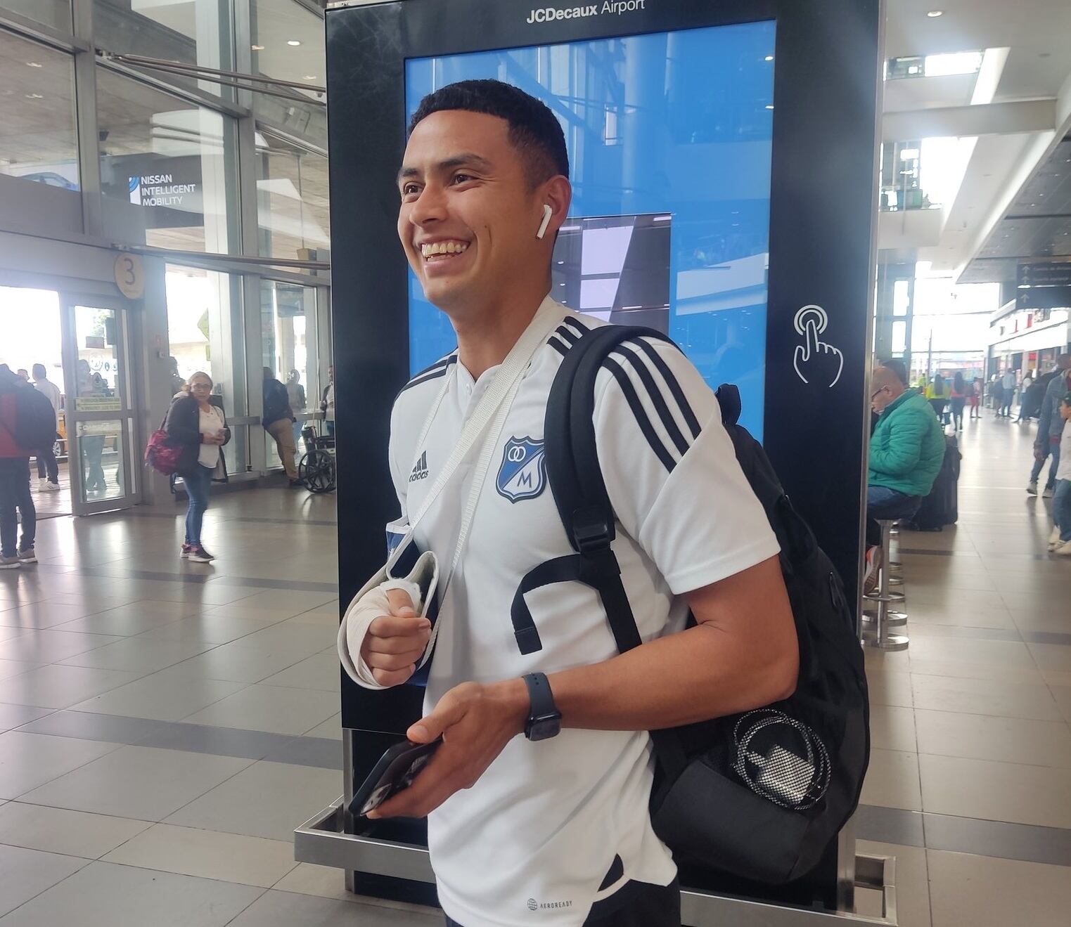 Stiven Vega con su brazo inmovilizado tras su partido ante el Bucaramanga / Twitter: @PauFresneda