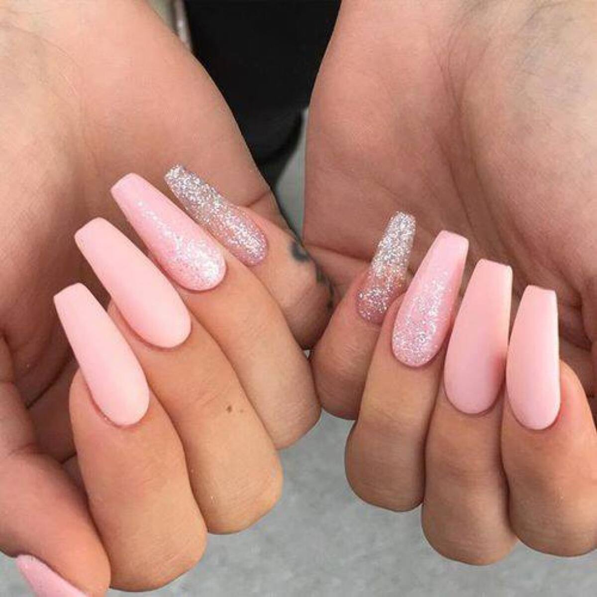 Uñas de gel: se aplica varias capas de este material en la uña y luego se seca con luz negra (lámpara que emiten radiación electromagnética ultravioleta cercana)