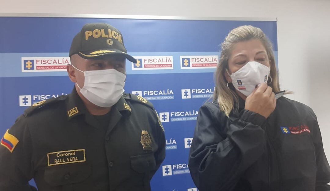 Coronel Raúl Vera, comandante de la Plicía Metropolitana y la fiscal seccional cAldas Ángela María Bedoya Vargas