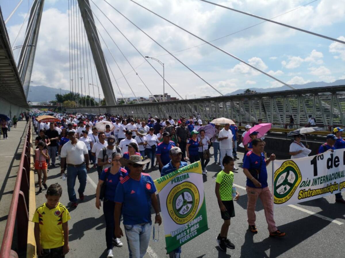 Cerca de 500 personas marchan por las principales calles de Pereira y Dosquebradas en Risaralda, en conmemoración al día internacional del trabajo, centrales obreras, sindicatos y estudiantes acompañan la movilización, en donde se exigen garantías laborales óptimas, se pide frenar la informalidad que en el área metropolitana alcanza el 50% y mejorar las condiciones de los maestros de Colombia. La marcha partió desde Dosquebradas, tomaron el viaducto César Gaviria Trujillo y culminará con un plantón en la Plaza de Bolívar de Pereira.