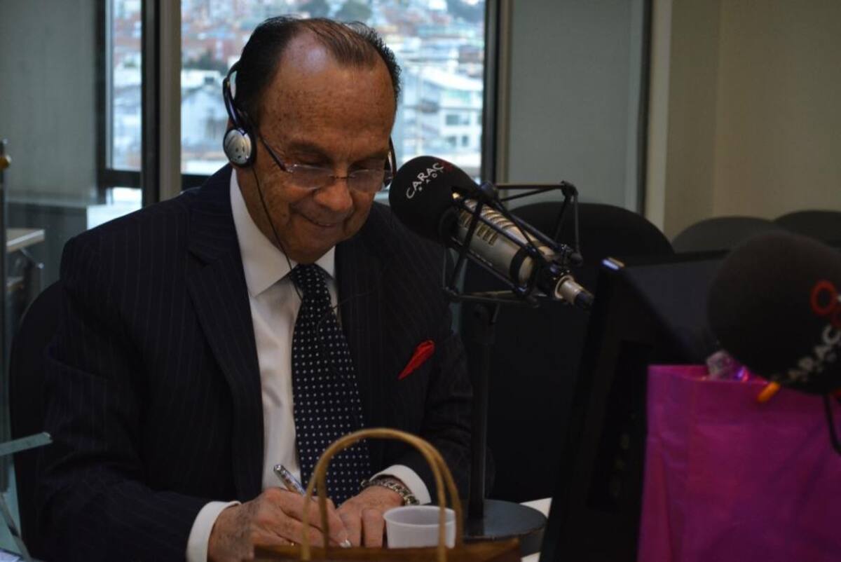 Tras dos décadas de estar inundando de humor a los colombianos, el admirado periodista se retira de La Luciérnaga, vea como desarrolla su último programa.