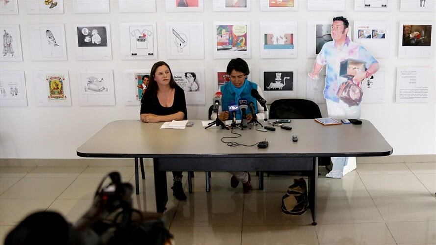 Marisol Garzón (d), hermana de Jaime Garzón, habla de la decisión del Consejo de Estado de condenar a la Nación por el asesinato de su hemano. Foto: Colprensa - Diego Pineda