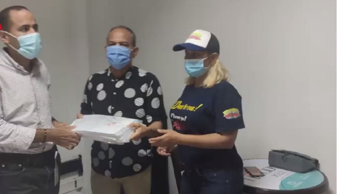 Las firmas fueron entregadas por el movimiento revocatorio liderado por el periodista Edison Lucio Torres