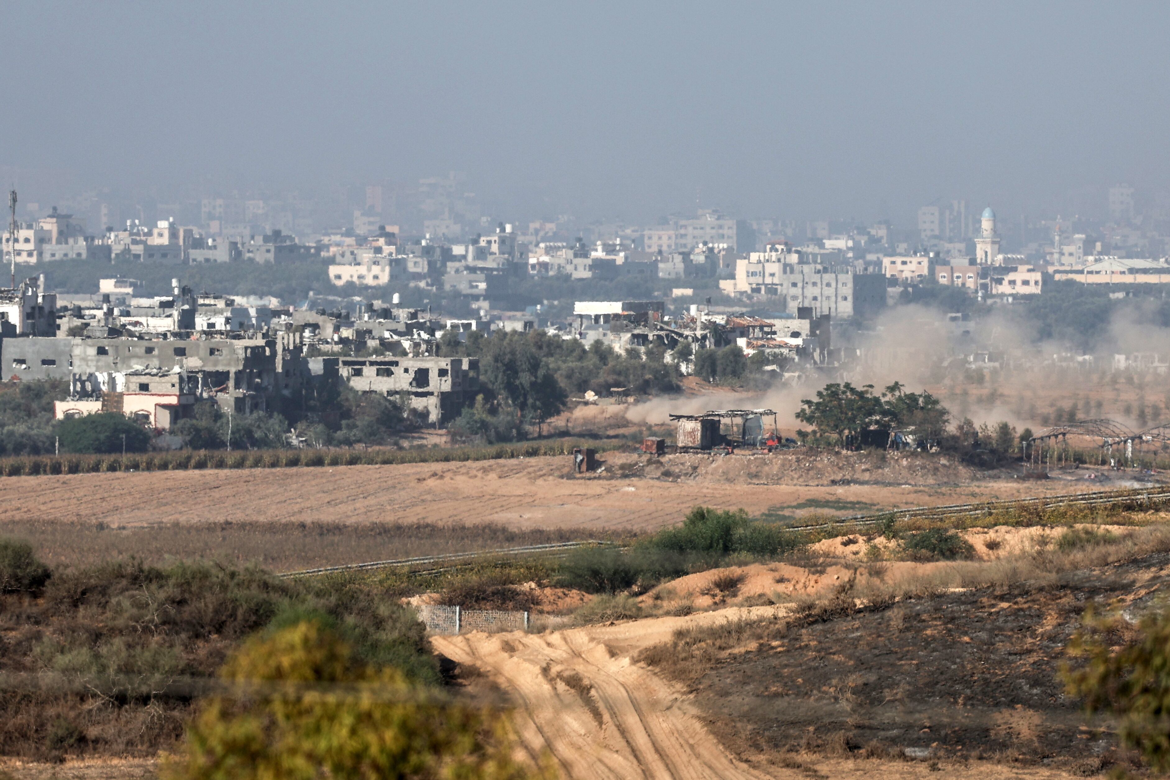 Sderot (Israel), 09/11/2023.- Israeli tanks move near the town of Beit Hanon in the northern part of the Gaza Strip, as seen from Sderot, southern Israel, 09 November 2023. More than 10,000 Palestinians and at least 1,400 Israelis have been killed, according to the Israel Defense Forces (IDF) and the Palestinian health authority, since Hamas militants launched an attack against Israel from the Gaza Strip on 07 October, and the Israeli operations in Gaza and the West Bank which followed it. EFE/EPA/ATEF SAFADI