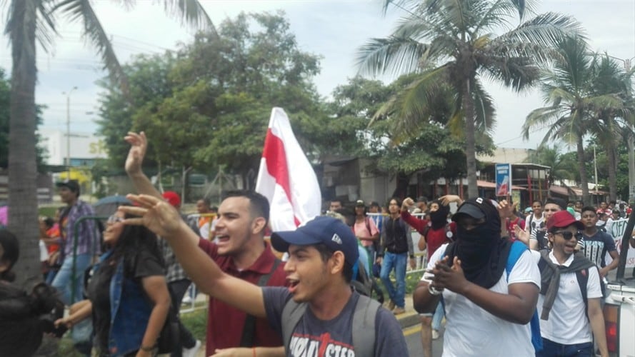 Personal de Uniatlántico marcha para exigir mayor presupuesto en universidades públicas. Foto: Silvana Salas (W Radio)