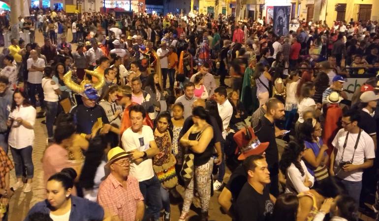 Asistentes a la instalación de la República del Carnaval en Riosucio (Caldas)