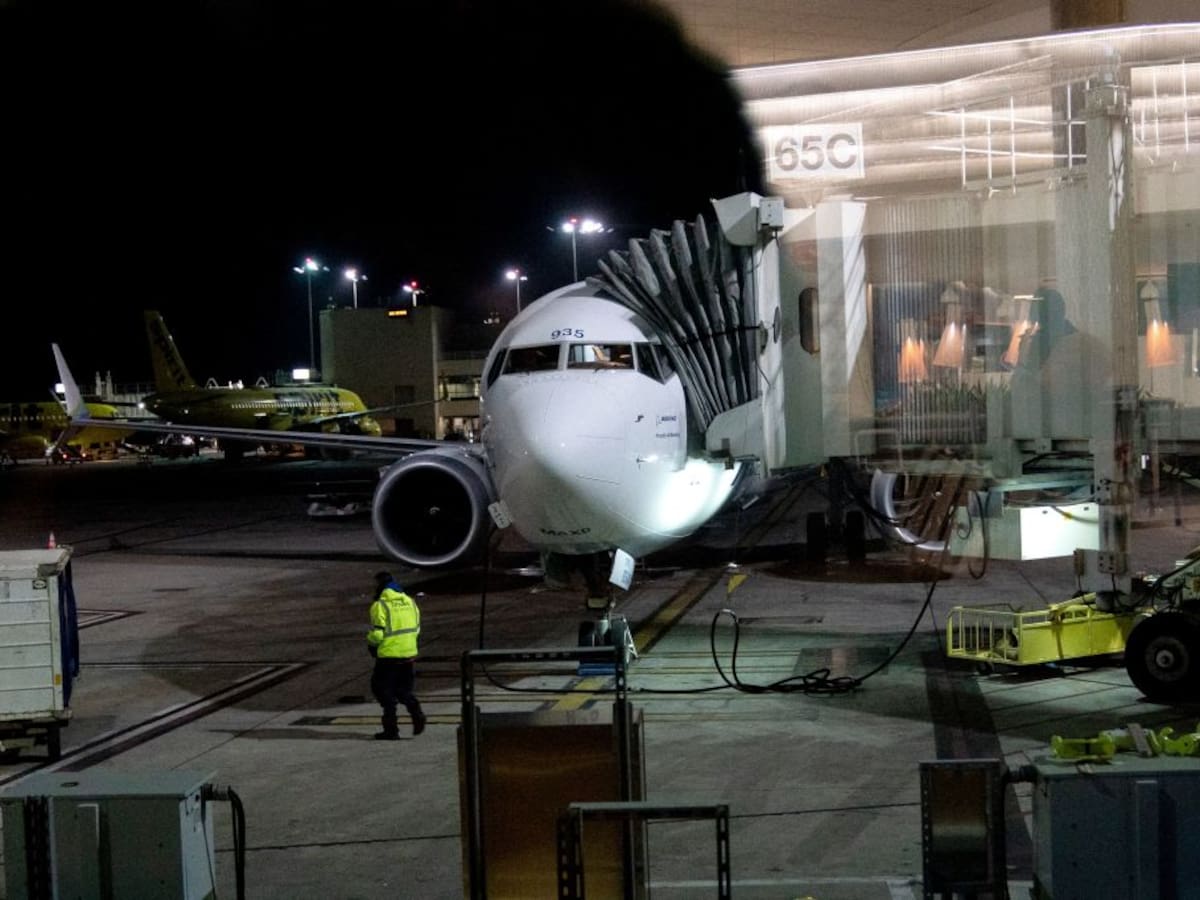 A través del PND, 70 congresistas buscan bajar del 19% al 5% el IVA de los tiquetes aéreos