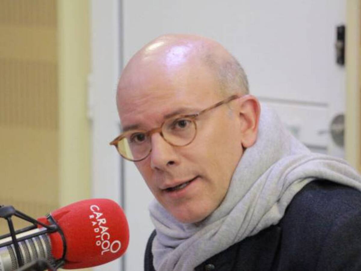 Alejandro Santos saluda a Caracol Radio en sus 70 años