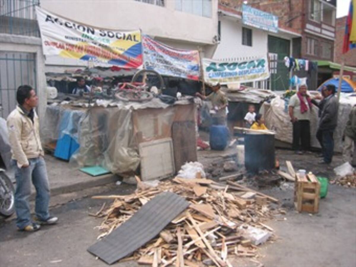 Acuerdo entre gobierno y desplazados del barrio Carvajal