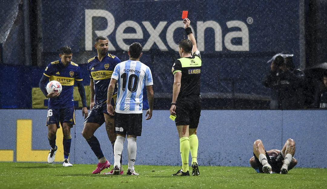 Edwin Cardona recibe la cartulina roja del árbitro central.