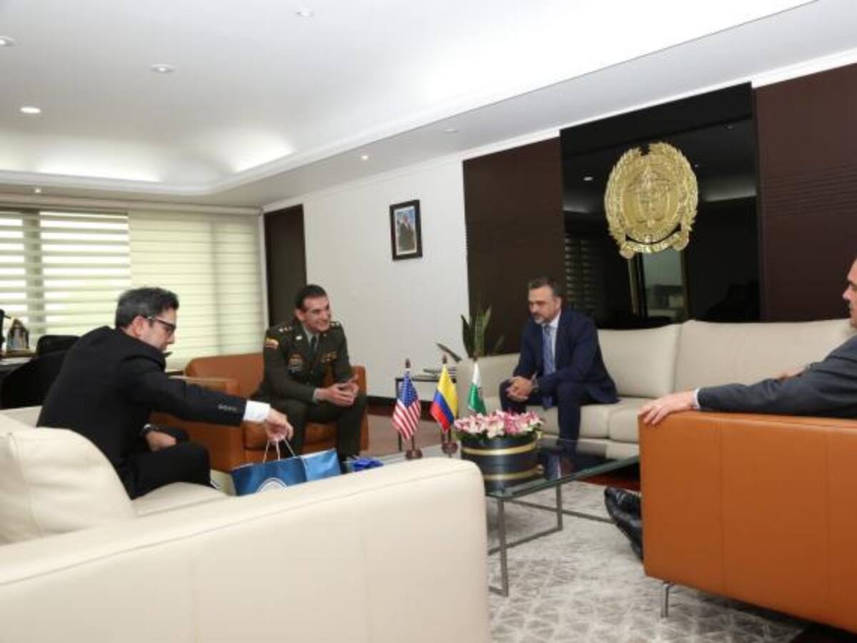 ¿Cuál es el balance de reunión entre Director de Policía y Embajador de EE.UU en Colombia?