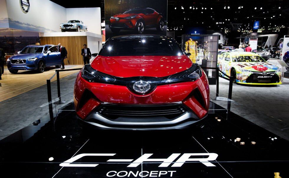 Vista de un Toyota C-HR exhibido en el Auto Show Internacional 2016 en Nueva York.