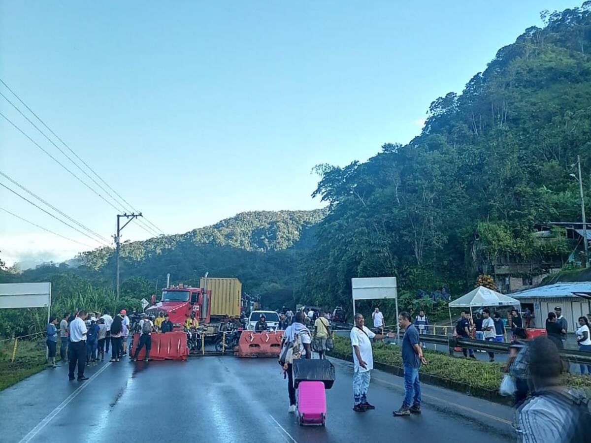¿Por qué bloquean la vía al mar a la altura de Cisneros?