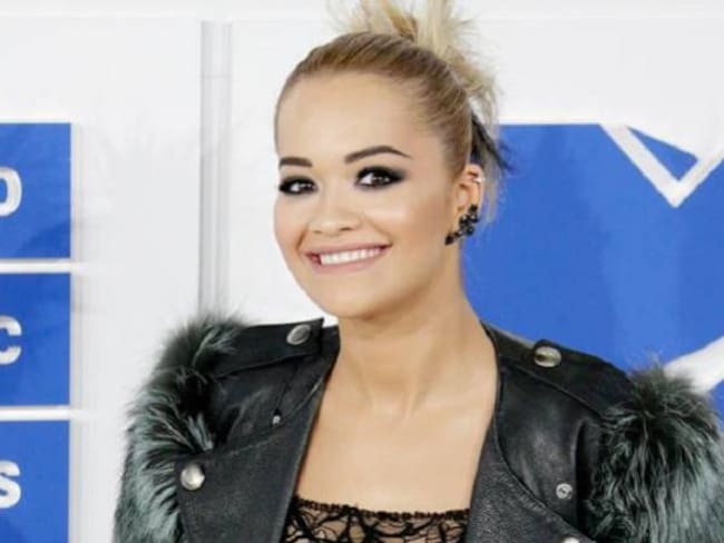 Rita Ora en la alfombra de los premios MTV.