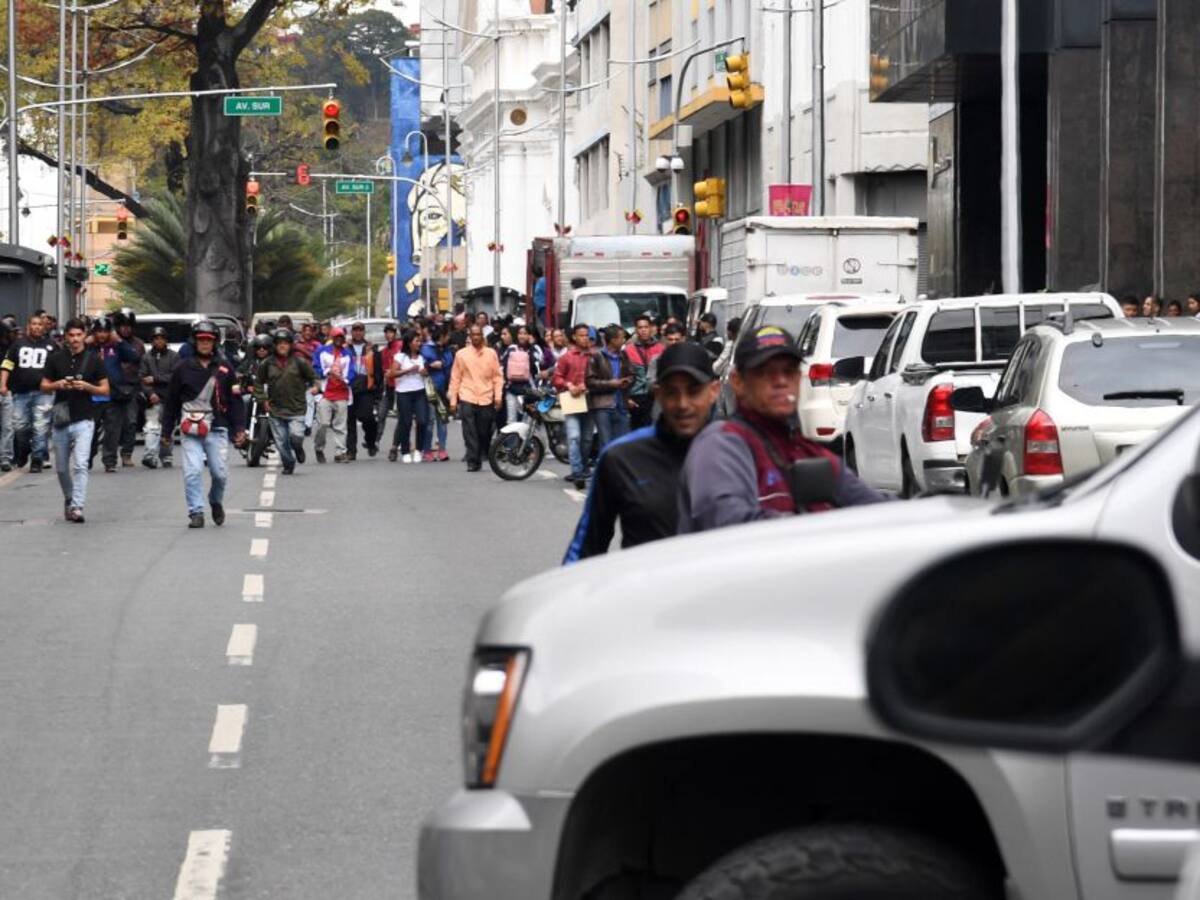 Civiles agreden a la oposición venezolana que intentó entrar al Parlamento