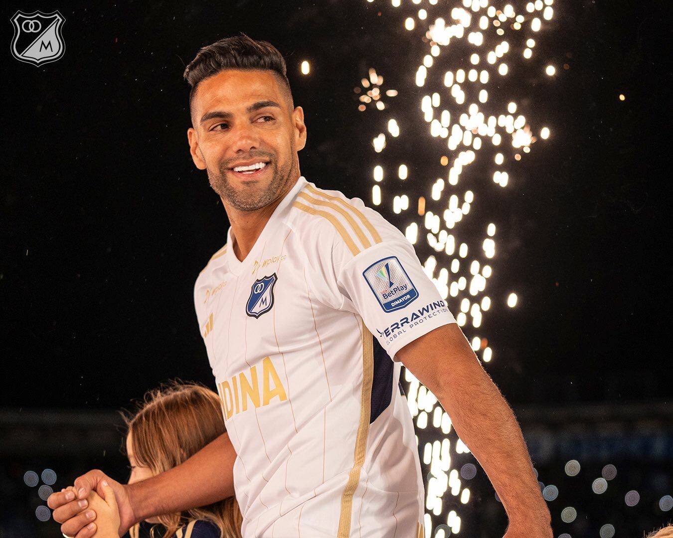 Falcao con la nueva camiseta de Millonarios / Twitter: @MillosFCOficial.