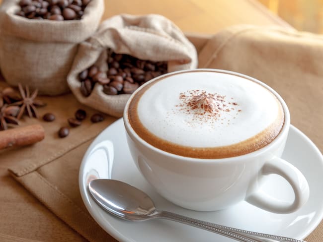Cómo preparar un cappuccino utilizando la prensa francesa - Getty Images