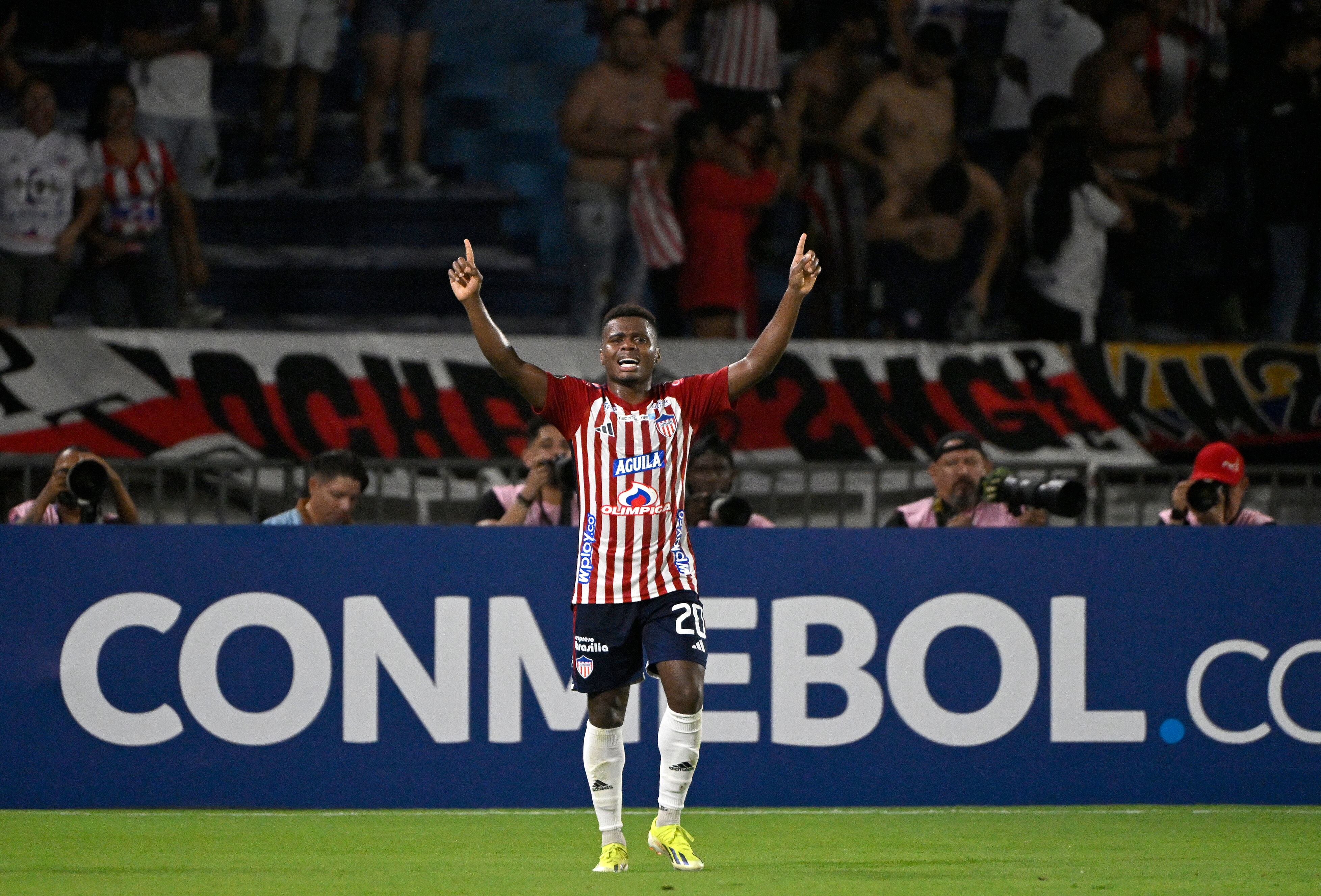 Deiber Caicedo celebra un gol a Universitario durante la segunda fecha de la Copa Libertadores. (Photo by Luis ACOSTA / AFP) (Photo by LUIS ACOSTA/AFP via Getty Images)