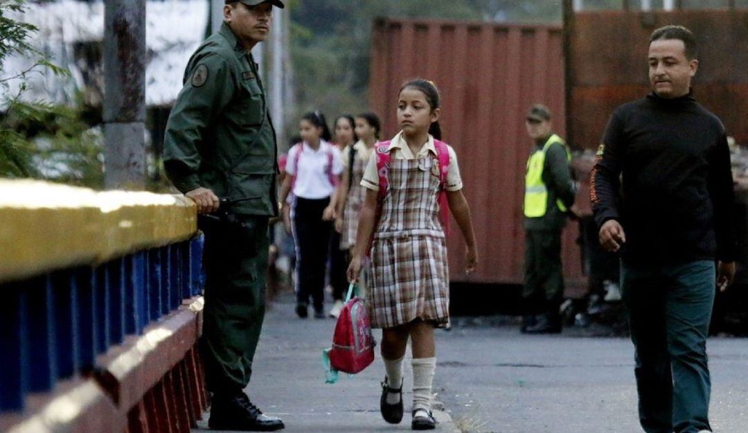 Autoridades venezolanas solicitan certificados de estudios para niños 